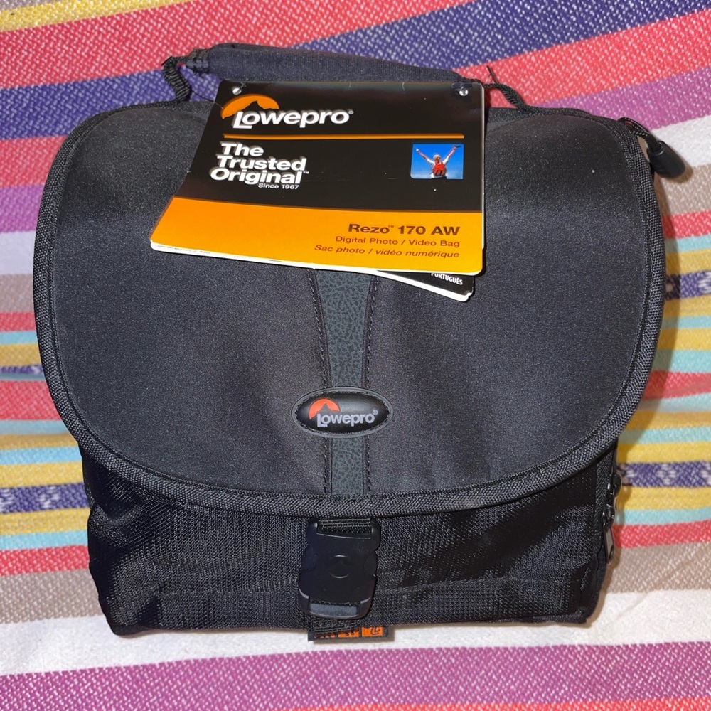 Lowepro Black Camera Bag (Beltloop & Adjustable shoulder strap) NWT